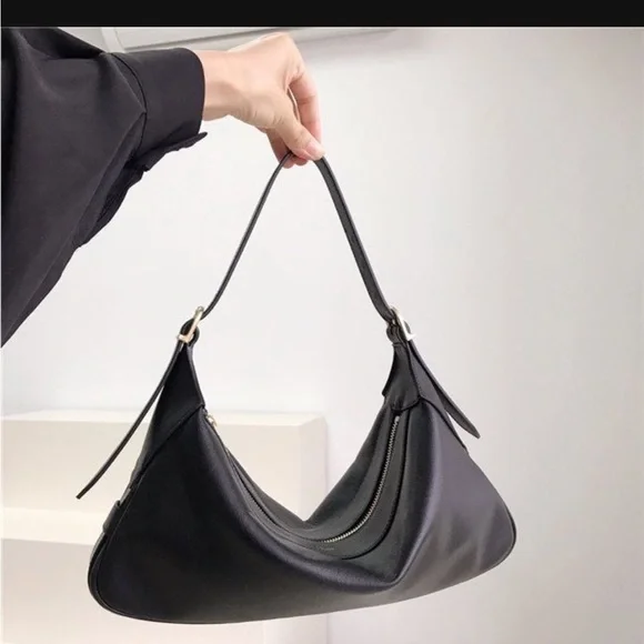 Elegant Black Leather Handbag - Picture 3 of 16